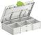 Biała skrzynka organizera narzędziowego z sześcioma przegródkami jest otwarta, ukazując przestrzeń do przechowywania. Zielona zatrzaśnięta klamka na wieku jest widoczna do zamykania.