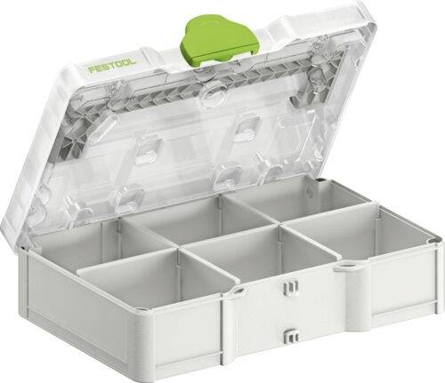 Przezroczyste plastikowe pudełko organizacyjne z sześcioma przegródkami i zieloną zatrzaską. Wieko jest otwarte, ukazując pustą przestrzeń na narzędzia lub małe przedmioty.