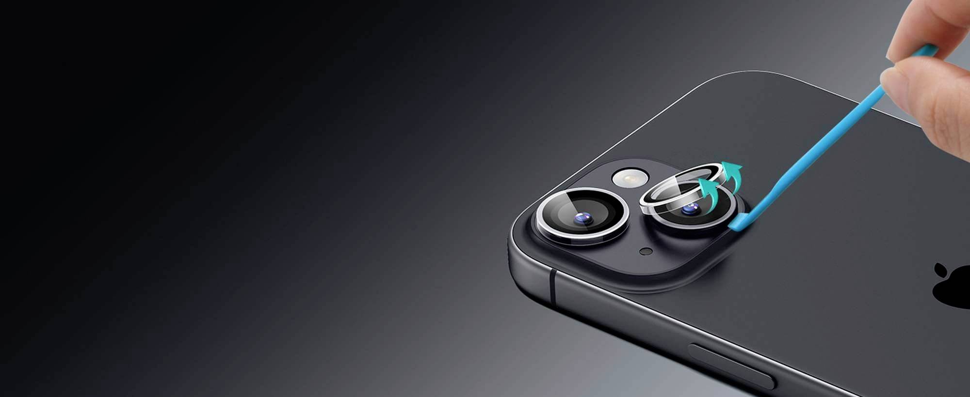 Osoba używa narzędzia czyszczącego do czyszczenia obiektywu kamery smartfona, koncentrując się na zachowaniu czystości i wydajności.