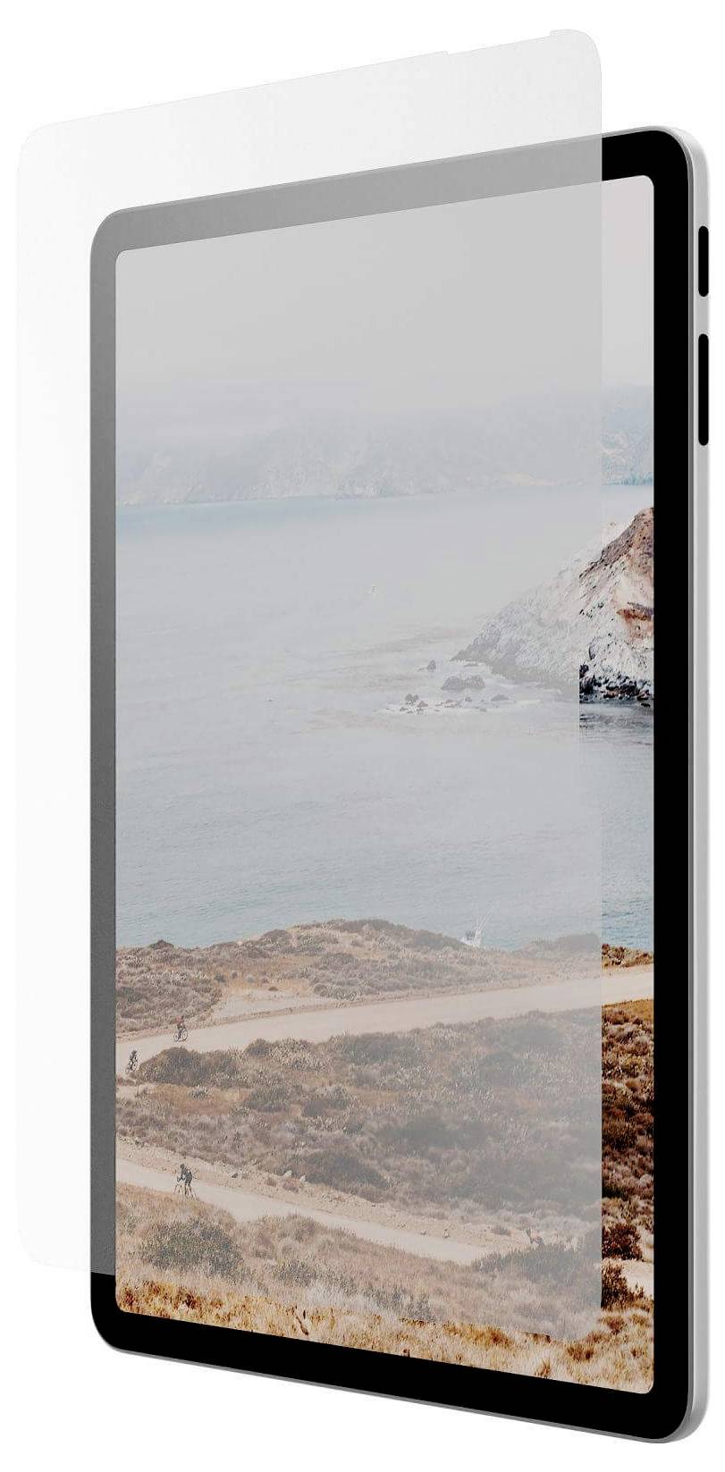 Tablet z nałożoną folią ochronną wyświetla obraz krajobrazu nadmorskiego, przedstawiający klify i ocean, ilustrując czystość ekranu.
