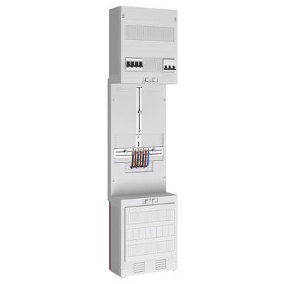 Rozdzielnia elektryczna z oznaczonymi wyłącznikami nadmiarowoprądowymi i okablowaniem, pokazująca połączenia do zarządzania dystrybucją energii elektrycznej w budynku.