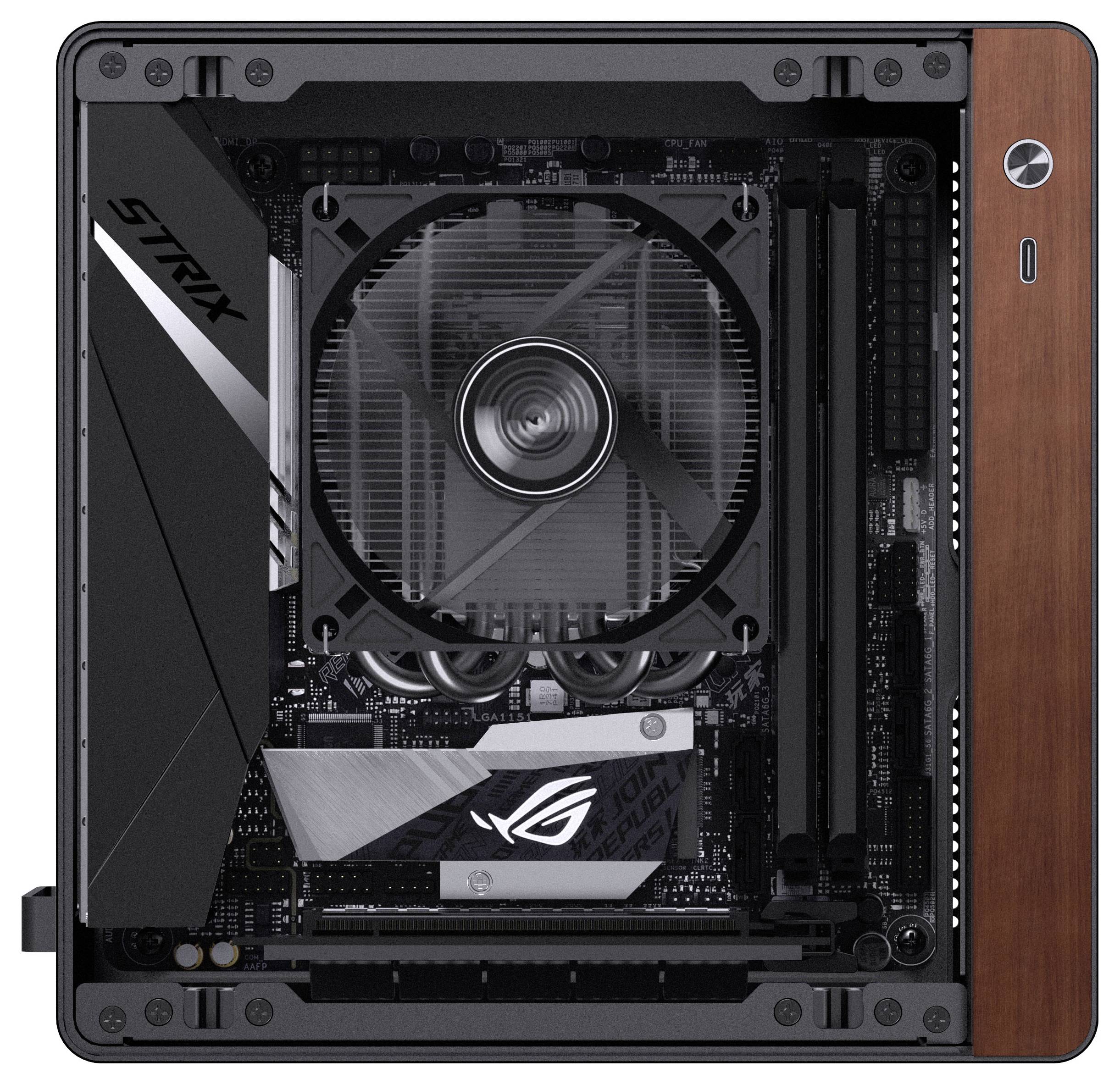Kompaktowa obudowa komputera z widokiem na płytę główną, wentylator i system chłodzenia oznaczony jako 'STRIX'. Obudowa posiada drewniane akcentowane panele boczne.