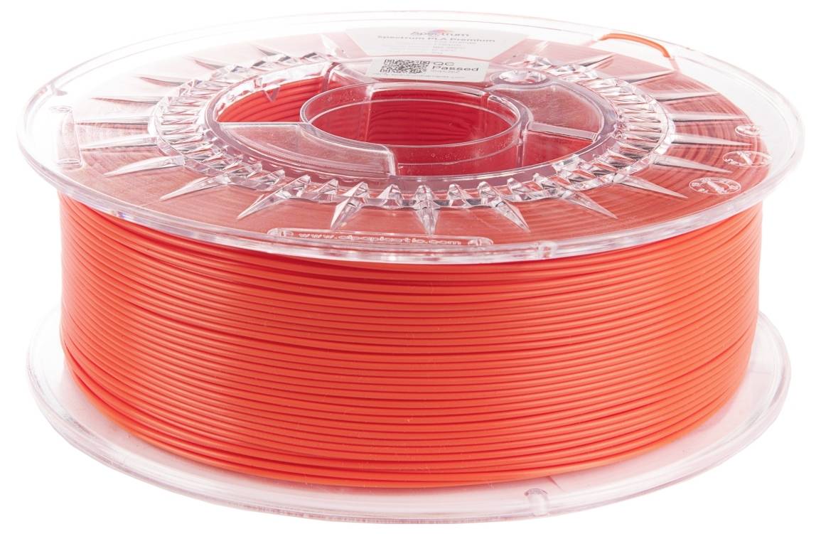 Szpula jasnopomarańczowego filamentu do druku 3D, starannie nawiniętego i umieszczonego w przezroczystej plastikowej rolce.