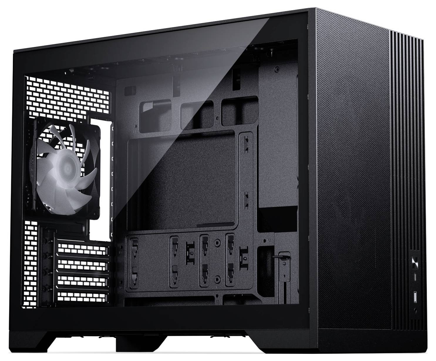 Czarna obudowa komputera z boczną wentylacją i widocznym tylnym wentylatorem, charakteryzująca się otwartą i przestronną przestrzenią wewnętrzną dla podzespołów.