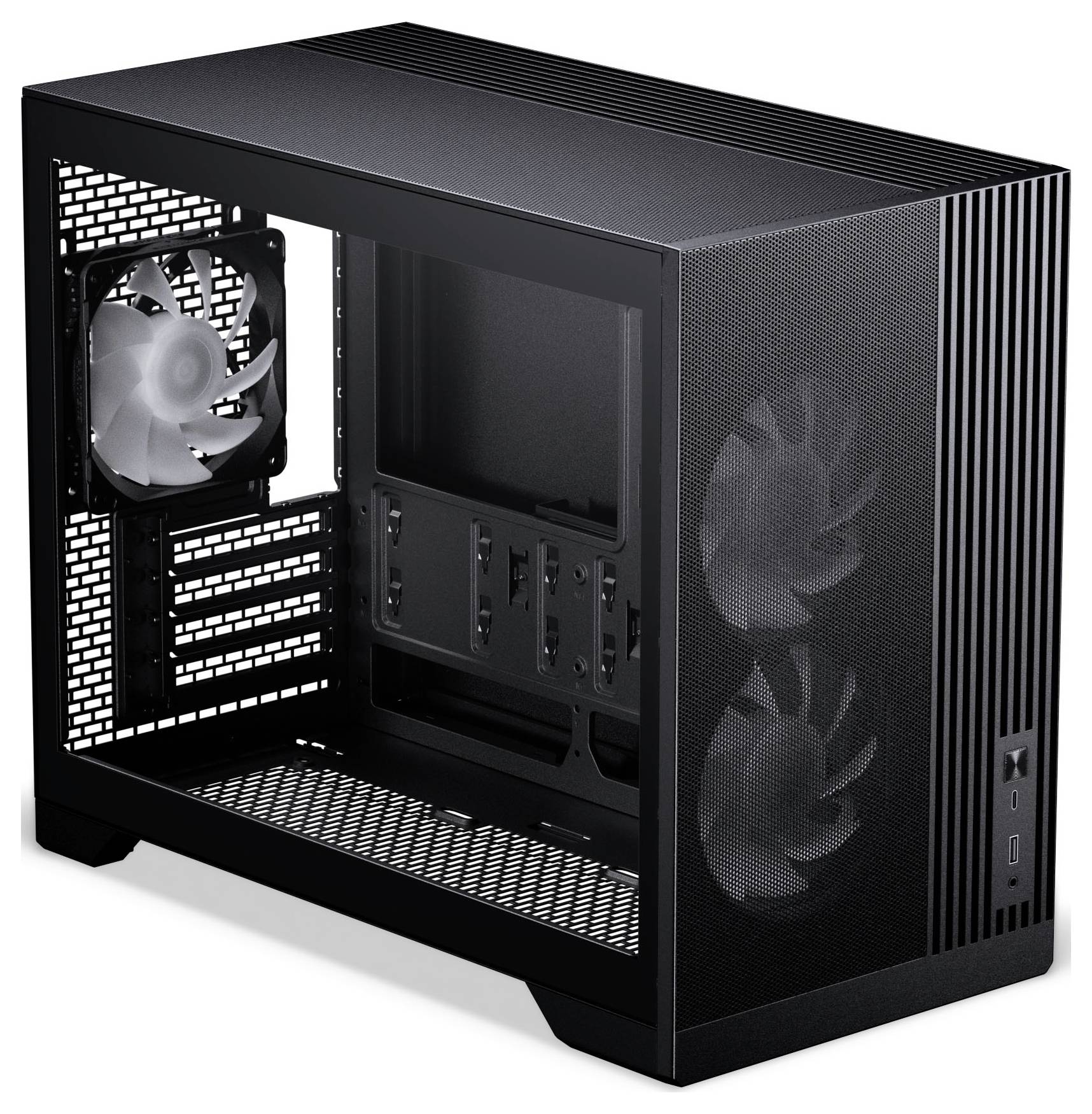 Czarna obudowa komputera z siateczkową powierzchnią zewnętrzną posiada widoczne wewnętrzne mocowania wentylatorów. Wyposażona jest w liczne otwory wentylacyjne oraz panel boczny z otworem.