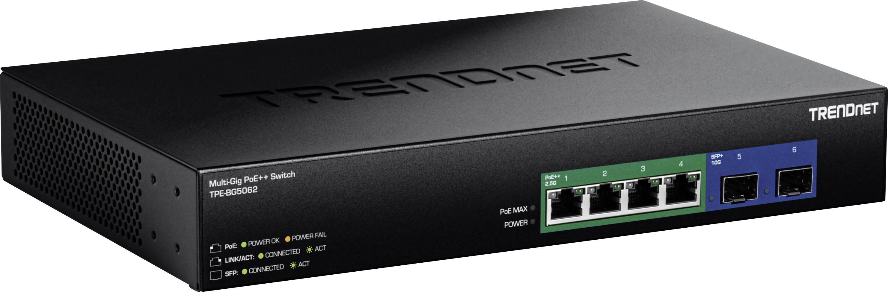Czarny przełącznik TRENDnet obsługujący wiele gigabitów z technologią PoE+ wyposażony w cztery porty Ethernet i dwa sloty SFP jest prezentowany na białym tle.
