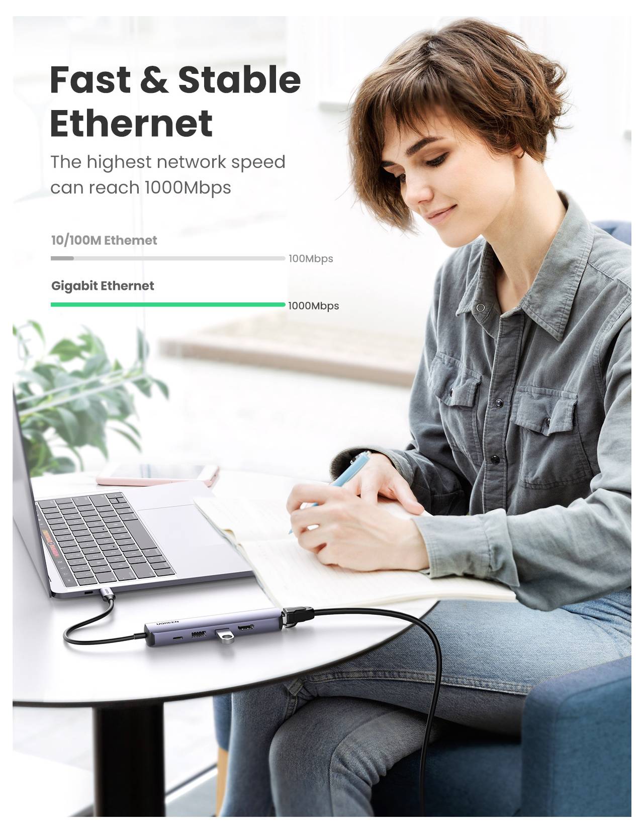 Osoba pracująca na laptopie podłączonym do koncentratora Ethernet; tekst głosi: "Szybki i stabilny Ethernet. Maksymalna prędkość sieci może osiągać 1000 Mb/s."