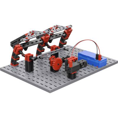 Mały zestaw robotyczny składa się z modelu mechanicznego z kołami zębatymi i przewodami elektrycznymi na szarej perforowanej podstawie, prezentując podstawowe koncepcje inżynierskie.