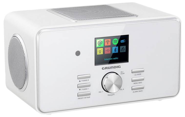 Białe radio stołowe Grundig z wyświetlaczem cyfrowym, ikonami różnych opcji medialnych, głośnikiem z boku oraz przyciskami sterującymi poniżej.