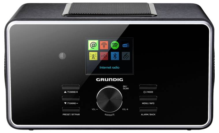 Czarny cyfrowy radioodbiornik Grundig z centralnym wyświetlaczem prezentującym ikony radia internetowego i aplikacji. Posiada przyciski do strojenia i regulacji głośności.