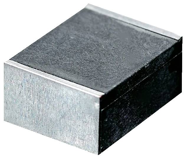 Mały, prostokątny, metalowy element elektroniczny z ciemną górną powierzchnią, stosowany zazwyczaj w obwodach elektronicznych.