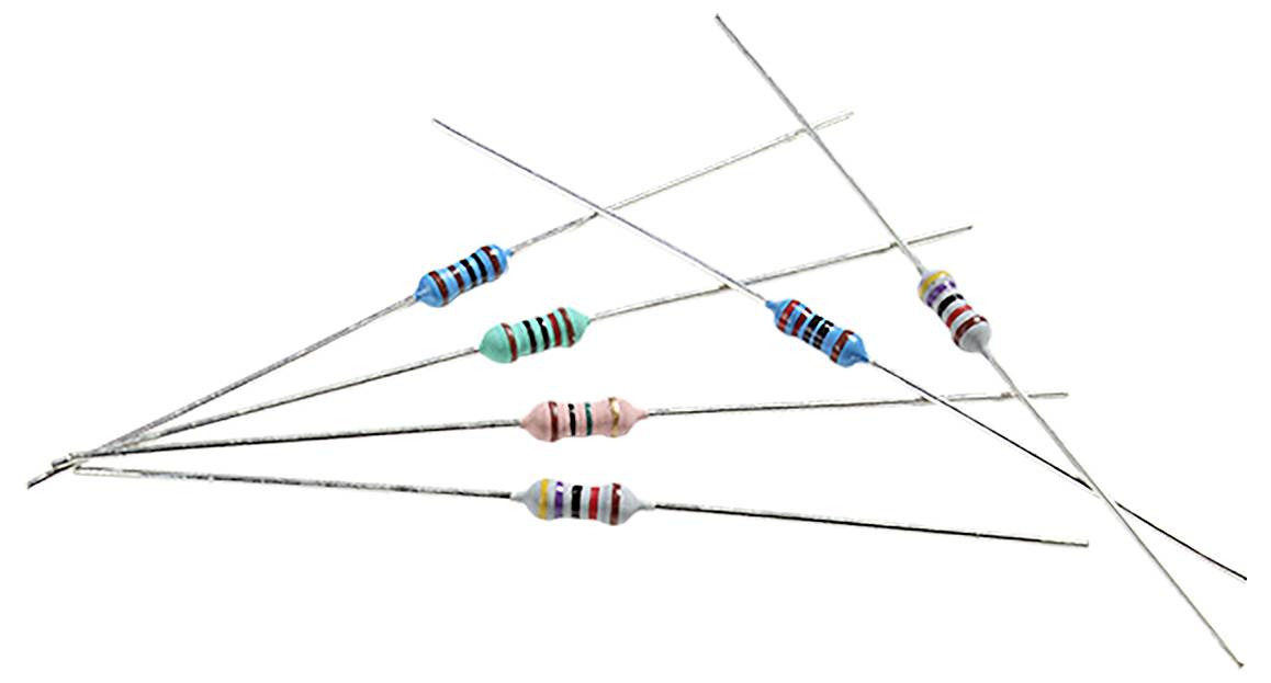 Kilka kolorowych oporników w paski ułożonych jest w wachlarzowaty sposób na białym, jednolitym tle.