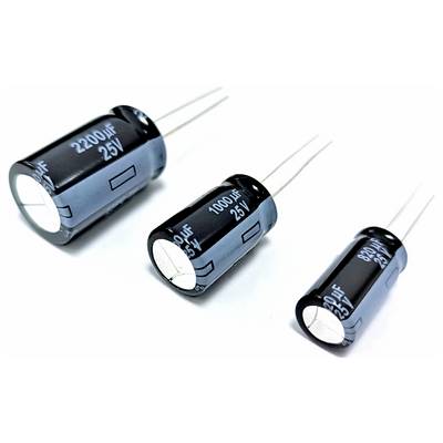 Trzy kondensatory elektrolityczne o różnych rozmiarach, oznaczone '2200μF 25V', '1000μF 25V' oraz '820μF 35V', ułożone w kolejności malejącej.