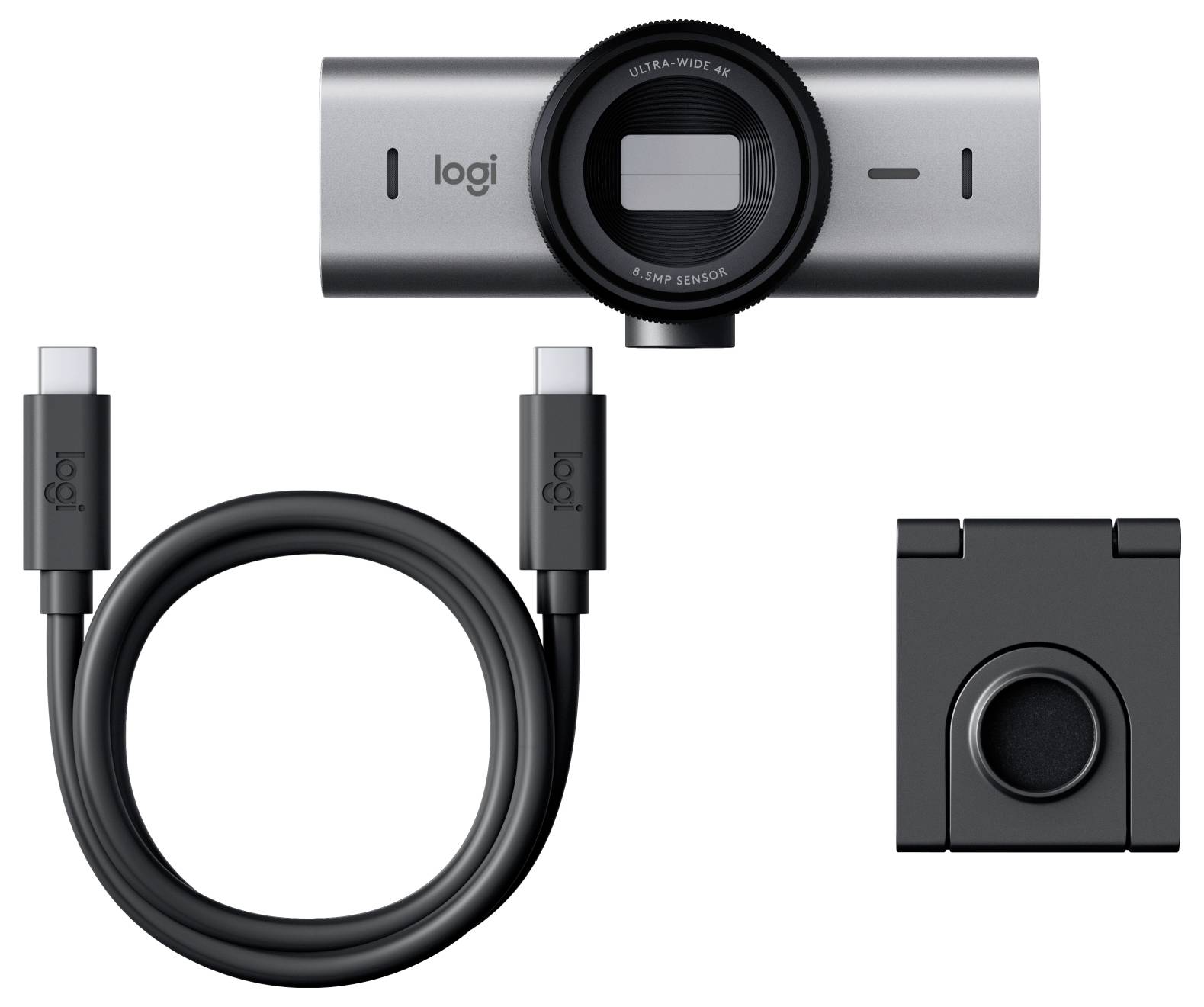 Srebrna kamerka internetowa z napisem 'logi' z odłączaną nasadką obiektywu, obok kabla USB-C i uchwytu, ułożone na neutralnym tle.