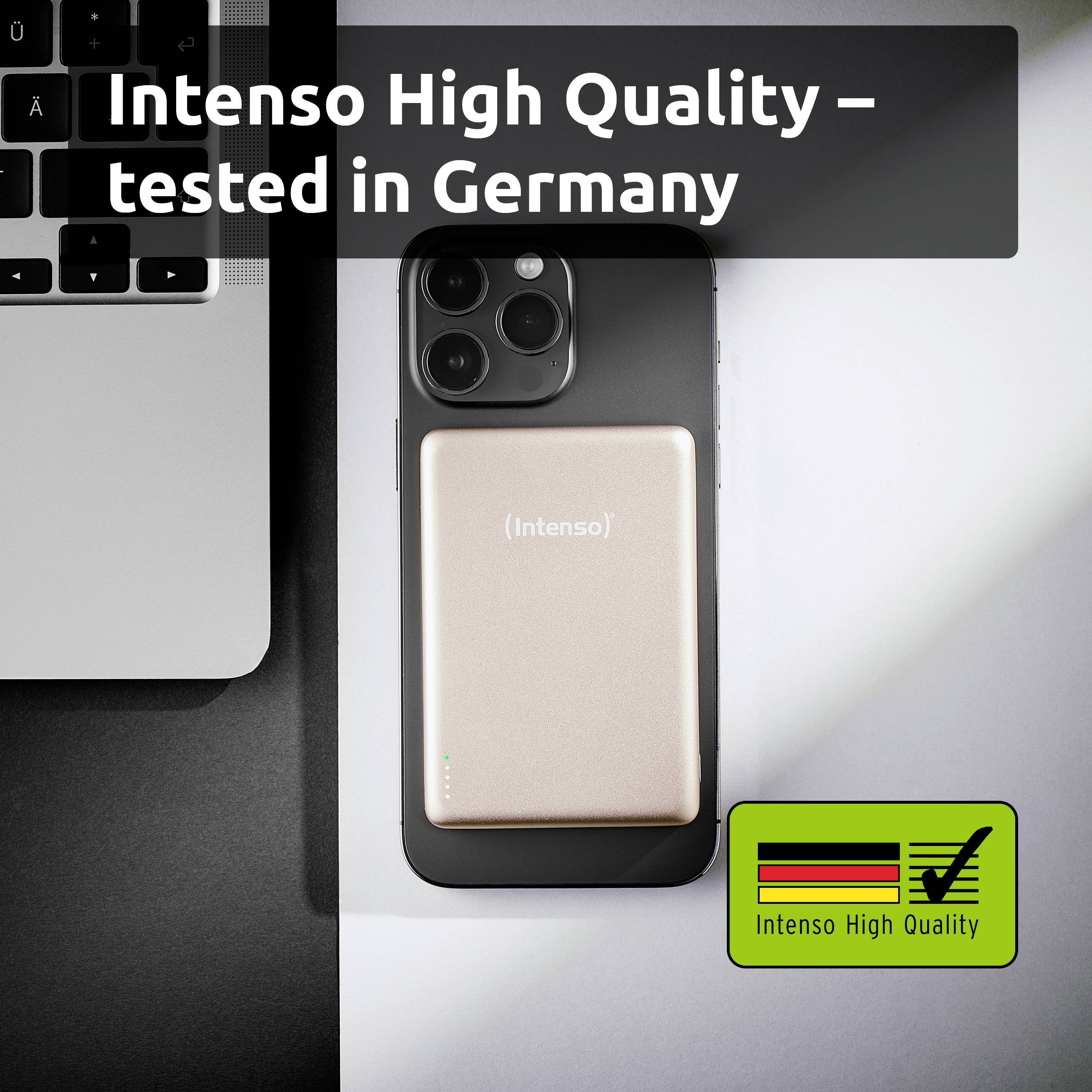 Smartfon z tekstem 'Intenso High Quality – testowane w Niemczech' na ekranie, obok laptopa i odznaki certyfikatu jakości.