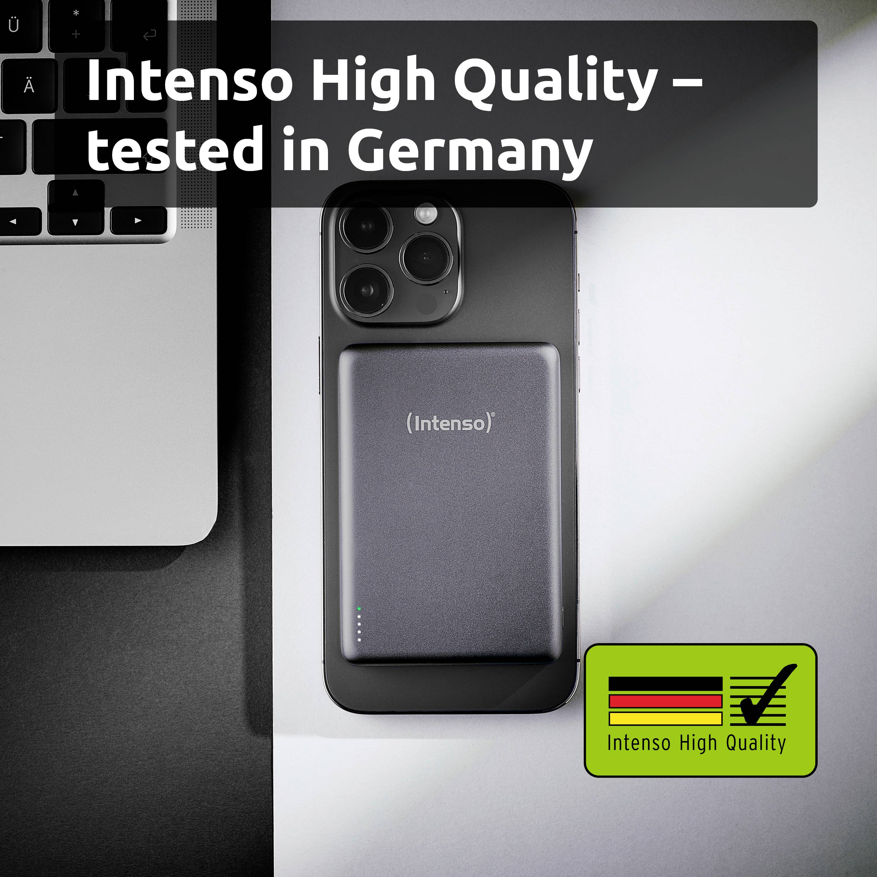 "Intenso High Quality - testowane w Niemczech" tekst powyżej smartfona i laptopa na biurku. Logo Intenso z zaznaczonym znakiem kontrolnym w rogu.