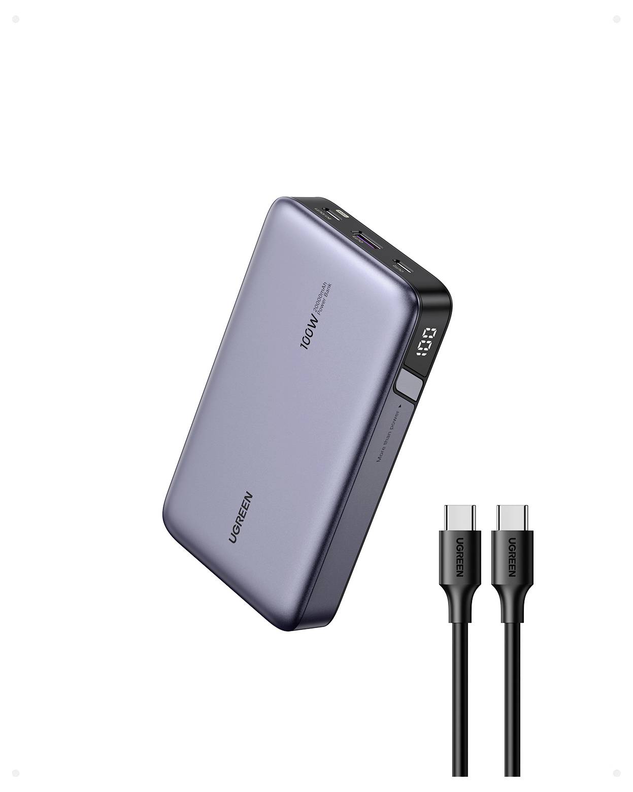 Srebrny przenośny powerbank z cyfrowym wyświetlaczem pokazującym poziom naładowania baterii na boku oraz dwa czarne kable USB-C leżące obok niego.