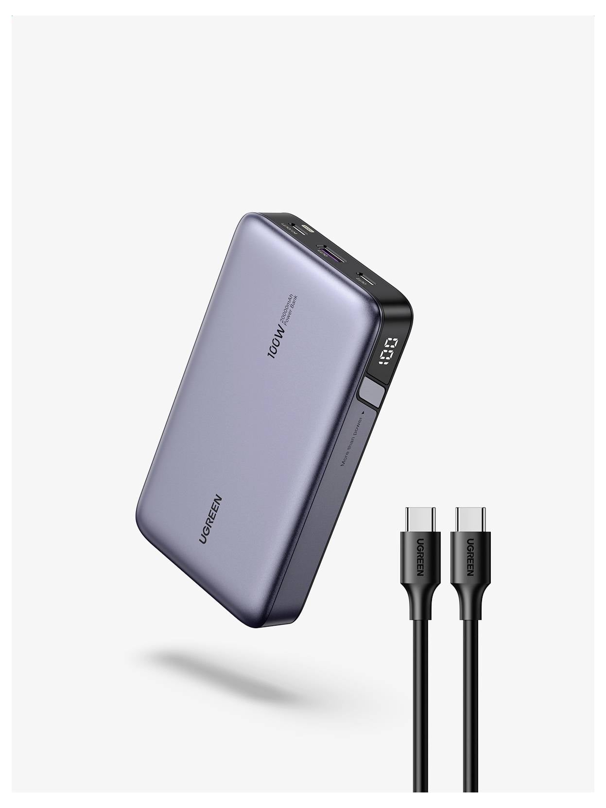 Smukły, srebrny powerbank z wyświetlaczem cyfrowym pokazującym '50%'. Towarzyszą mu dwa czarne kable USB-C.