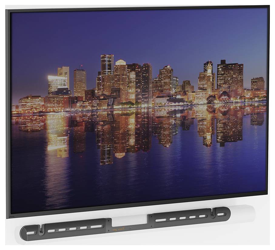 Na płaskim ekranie telewizora widać nocną panoramę miasta, z oświetlonymi budynkami i ich odbiciem w wodzie poniżej. Pod spodem zamontowany jest soundbar.