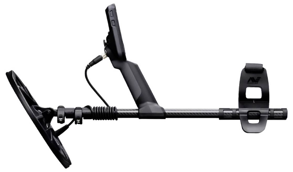 Widok z boku wykrywacza metali, prezentujących cewkę, skrzynkę kontrolną i regulowaną rurę, przeznaczony do poszukiwań naziemnych.