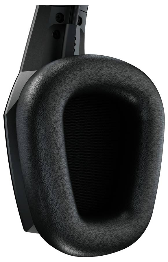 Zbliżenie na czarną, wyściełaną muszlę słuchawkową, charakteryzującą się gładką skórzaną teksturą i przewiewnym wnętrzem wykonanym z tkaniny.