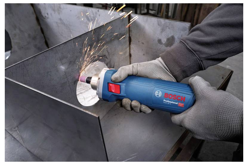 Osoba w rękawicach używa profesjonalnej szlifierki Bosch, z której lecą iskry, przecinając arkusz metalu w warsztacie.