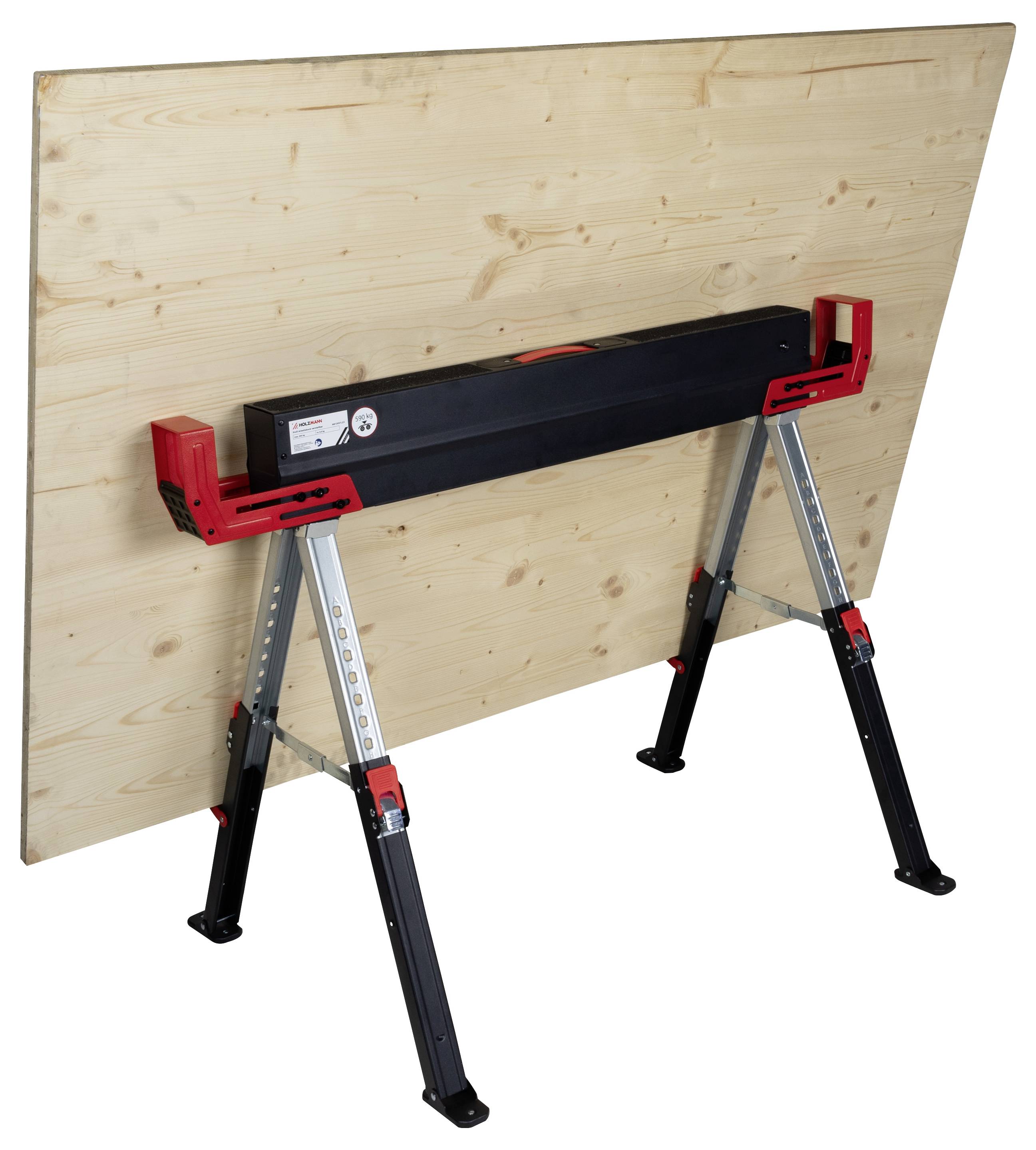 Drewniana deska podparta metalowym kozłem ślusarskim z regulowanymi nogami, używana do prac stolarskich lub budowlanych.