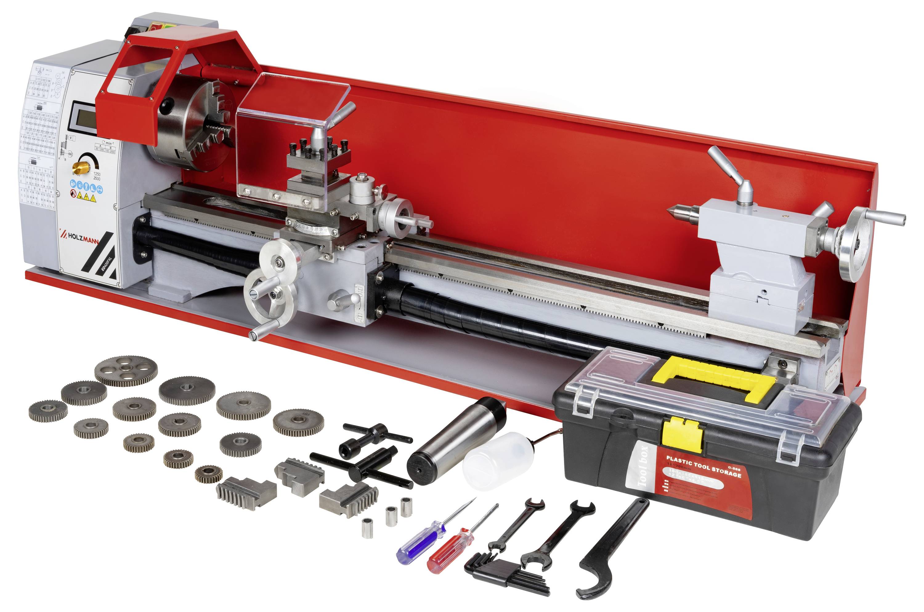 Tokarka metalowa z różnymi narzędziami i elementami ułożonymi przed nią, w tym kluczami, kołami zębatymi i skrzynką narzędziową, do precyzyjnej obróbki mechanicznej.