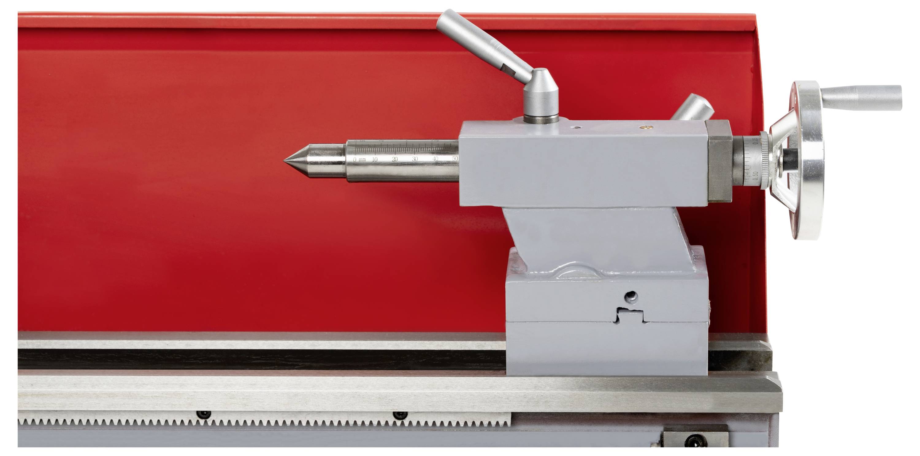 Tokarka ślusarska z trzymakiem, przedstawiona na czerwonym tle, wyposażona w kółko ręczne i dźwignie sterujące, używana do mocowania przedmiotów podczas obróbki skrawaniem.