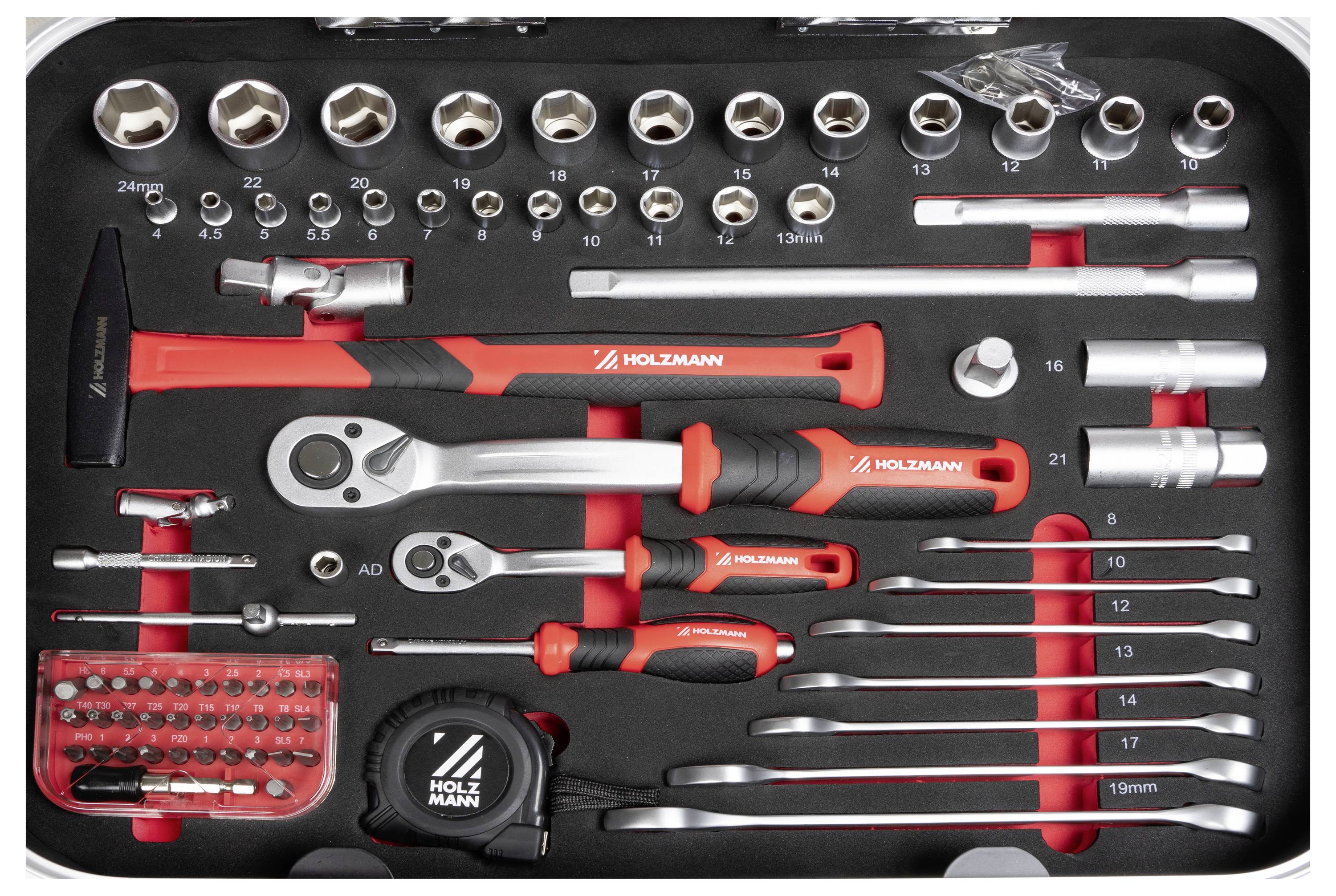 Zestaw narzędzi w walizce zawiera różne nasadki, klucze, młotek, śrubokręty, grzechotkę i miarkę. Idealny do prac mechanicznych.