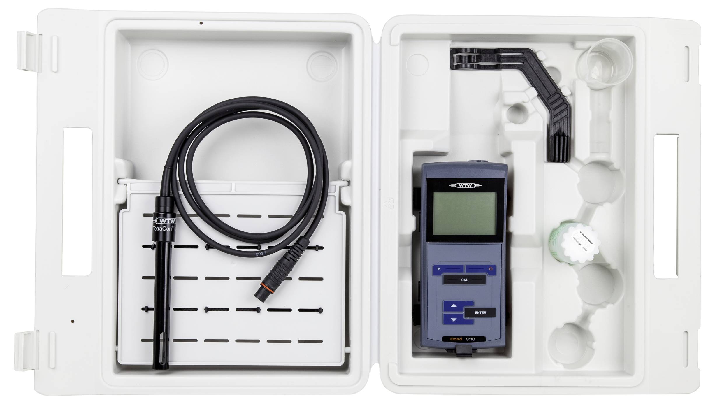 Przenośny zestaw do badania jakości wody z cyfrowym miernikiem, sondą i różnymi gniazdami na akcesoria, starannie ułożony w plastikowej walizce.