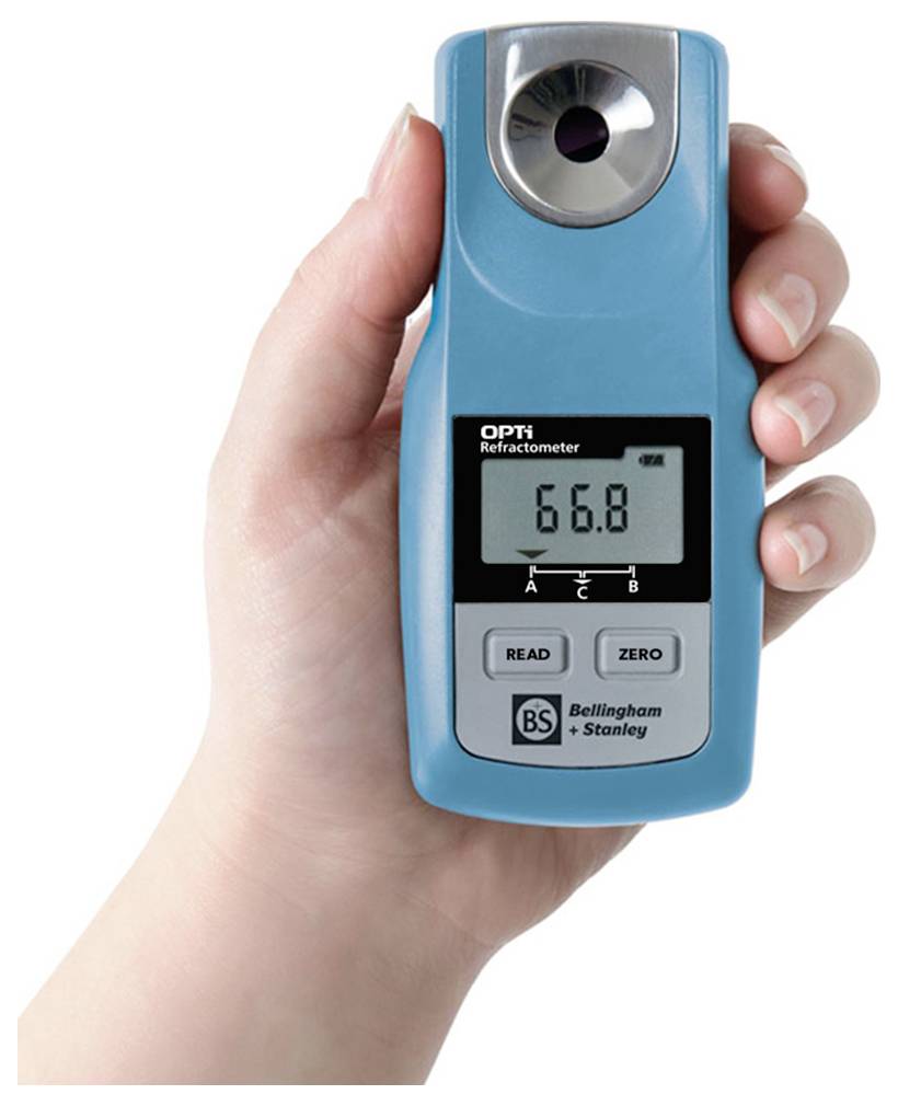 Dłoń trzyma cyfrowy refraktometr wyświetlający odczyt '66,8'.