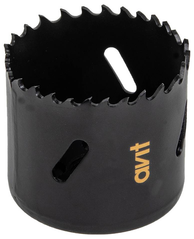 Zbliżenie czarnej, cylindrycznej piły otworowej z ząbkowanymi zębami, z logo 'avt' w kolorze pomarańczowym na jej boku.