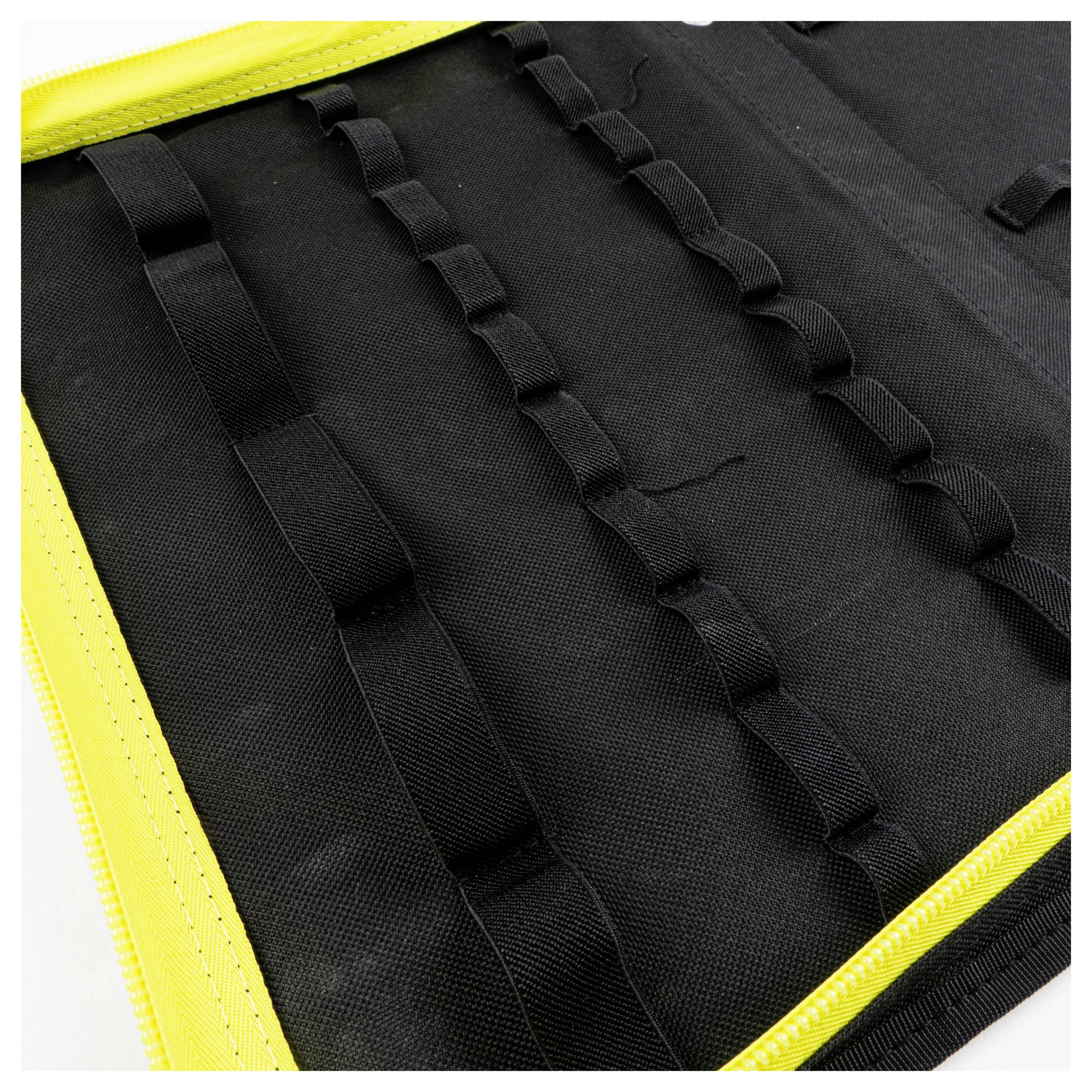 Czarna torba transportowa z żółtym zamkiem błyskawicznym, wyposażona w liczne elastyczne pętle do mocowania przedmiotów, jest otwarta, prezentując swoje wewnętrzne rozwiązania projektowe.