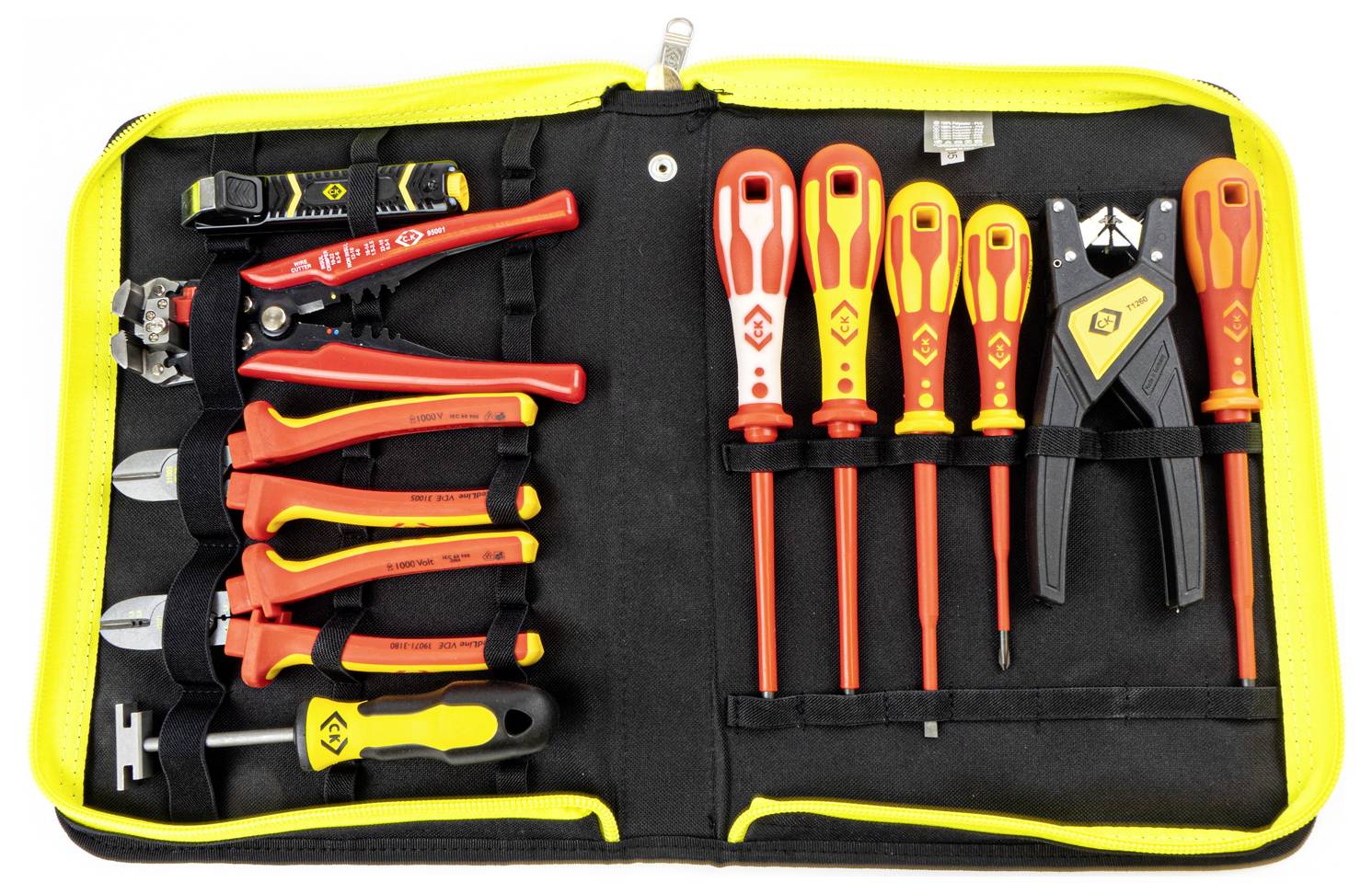 Czarno-żółty zestaw narzędziowy zawierający różne izolowane narzędzia, w tym śrubokręty, szczypce i ściągacz izolacji, ułożone starannie wewnątrz.