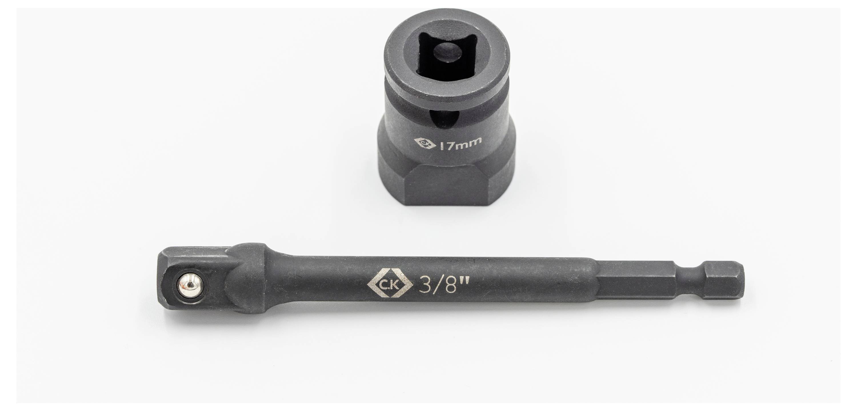 Zestaw adapterów do nasadek sześciokątnych z napędem 3/8" z przedłużką i nasadką 17 mm na białym tle.