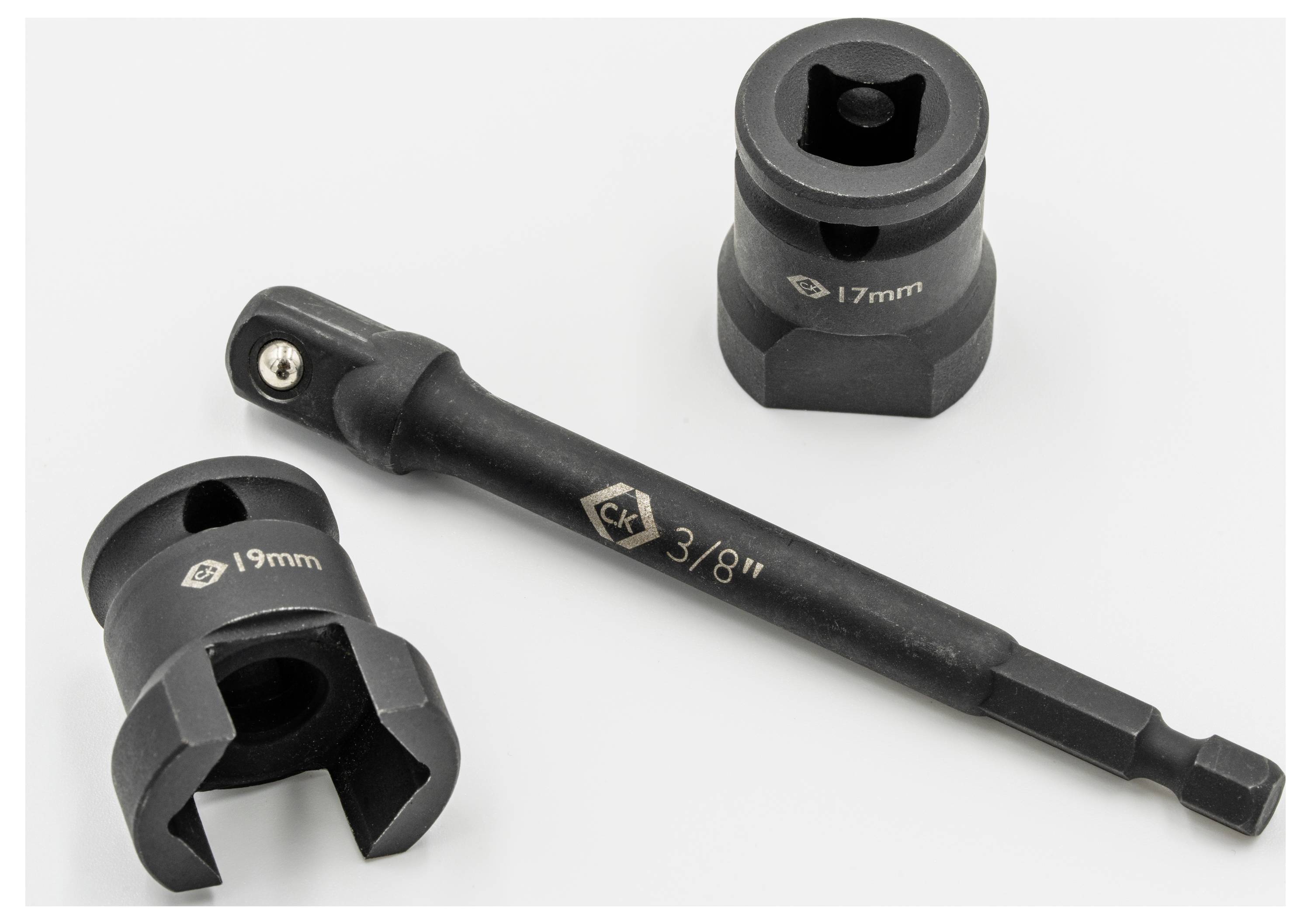 Zestaw trzech czarnych narzędzi warsztatowych obejmujący nasadkę 3/8 cala oraz gniazda 17 mm i 19 mm na jasnym tle.
