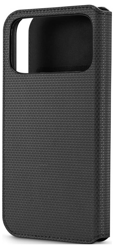 Zbliżenie na czarny, teksturowany pokrowiec na telefon z wycięciem na aparat. Etui jest ustawione pionowo na białym tle.