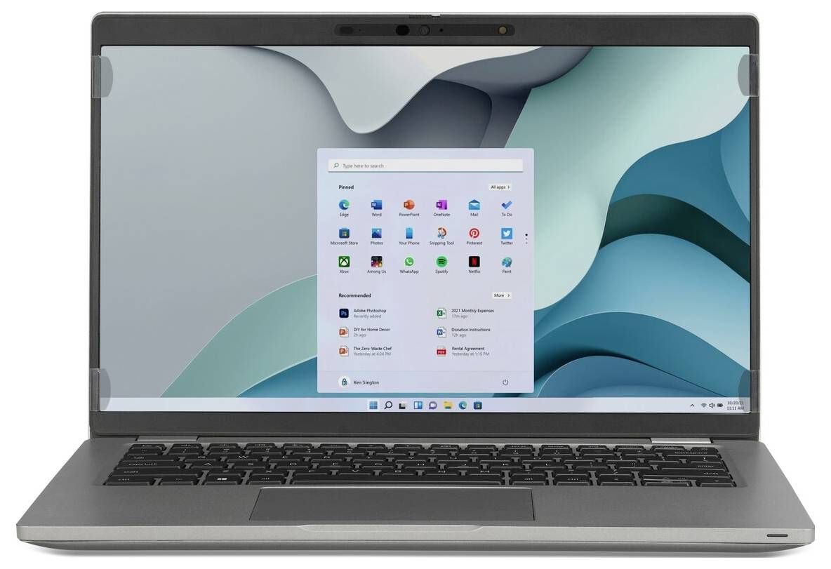 Laptop wyświetlający ekran menu startowego Windows 11, prezentujący różne ikony aplikacji, na tle abstrakcyjnym w odcieniach zieleni morskiej i bieli.