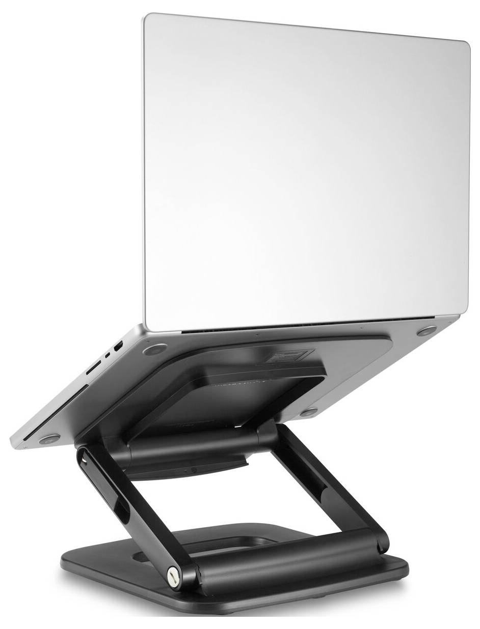 Smukły, srebrny laptop spoczywa na czarnym, regulowanym stojaku, ustawionym pod kątem zapewniającym ergonomiczną pozycję podczas pisania i oglądania.