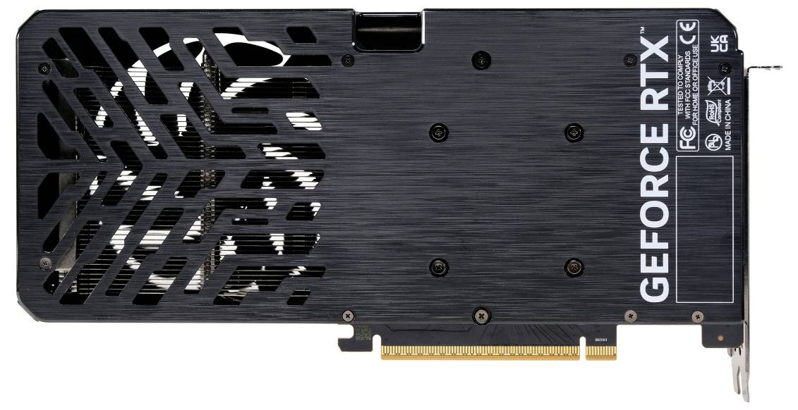 Karta graficzna z napisem 'GEFORCE RTX' na boku, posiadająca liczne szczeliny wentylacyjne oraz porty połączeniowe.