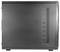 Smukła czarna obudowa komputera z wentylowanym panelem z boku zapewniającym przepływ powietrza, stojąca pionowo.