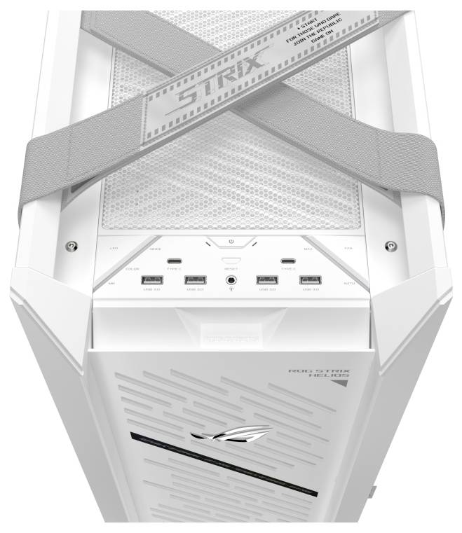 Biała obudowa komputera PC z markowym paskiem zatytułowanym 'Strix'. Na przednim panelu widoczne są porty i przyciski zasilania. Projekt jest elegancki i nowoczesny.