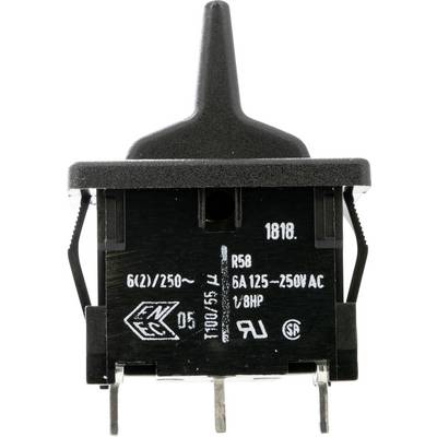 Czarny przełącznik dźwigniowy o specyfikacji: '6(2)/250~', '6A 125~250VAC', '1/8HP', oznaczony numerem '1818'. Na dole widoczne są trzy metalowe styki.
