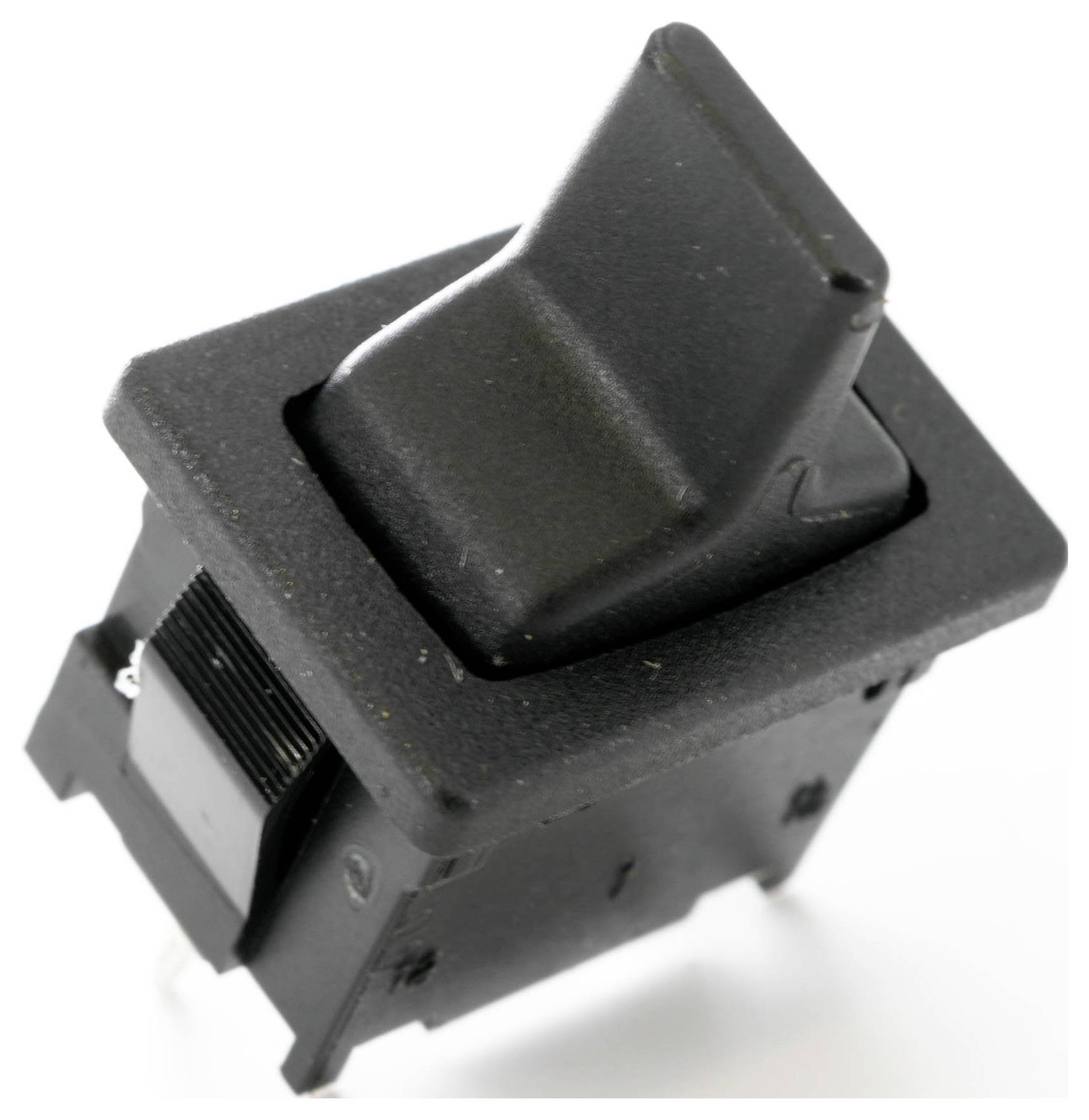 Czarny przełącznik kołyskowy z prostokątną ramką, przedstawiony w pozycji "wyłączony".