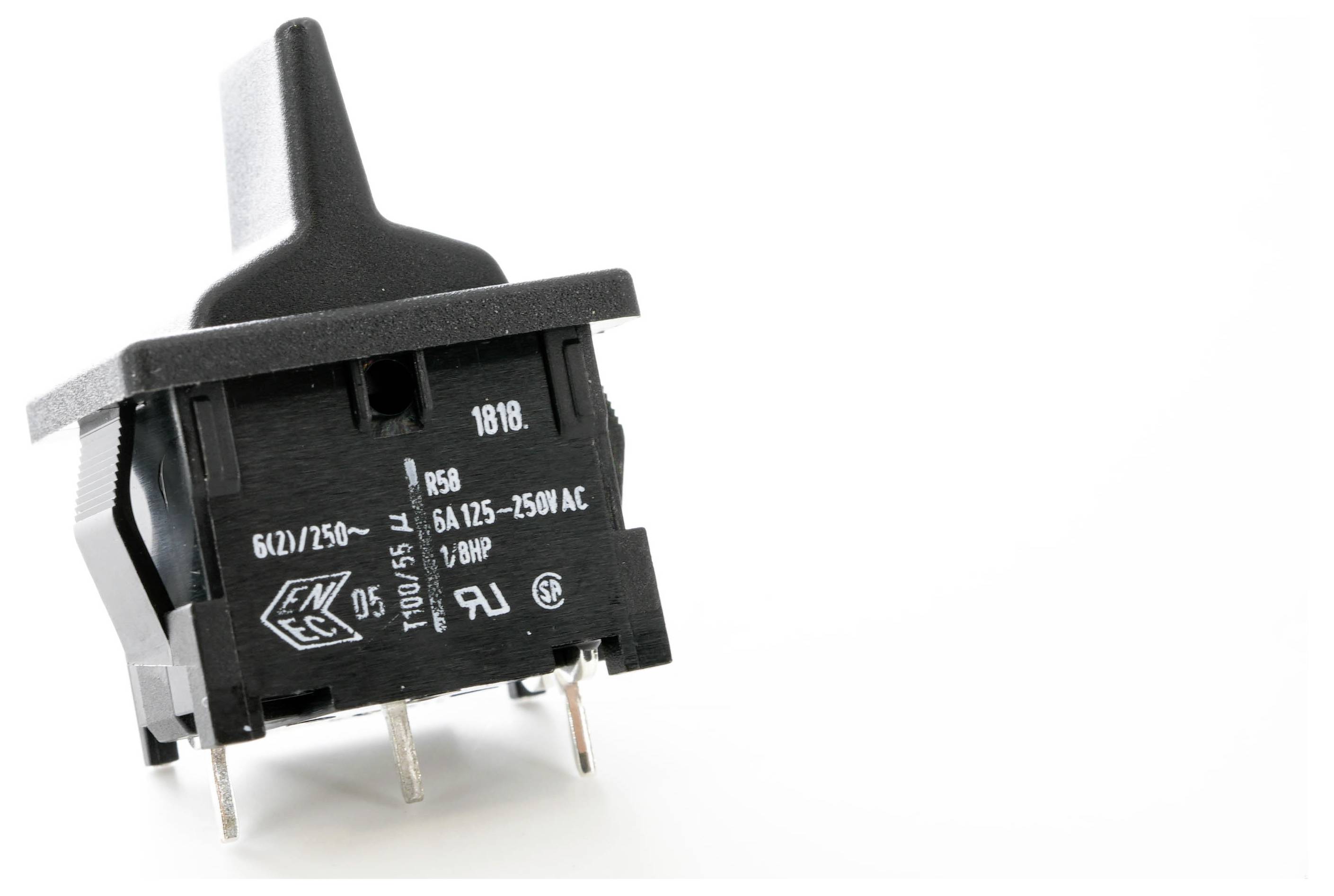 Czarny przełącznik dźwigniowy z trzema metalowymi stykami, oznaczony napisami '6A 125-250V AC' oraz logo 'ENEC', sfotografowany pod kątem na białym tle.