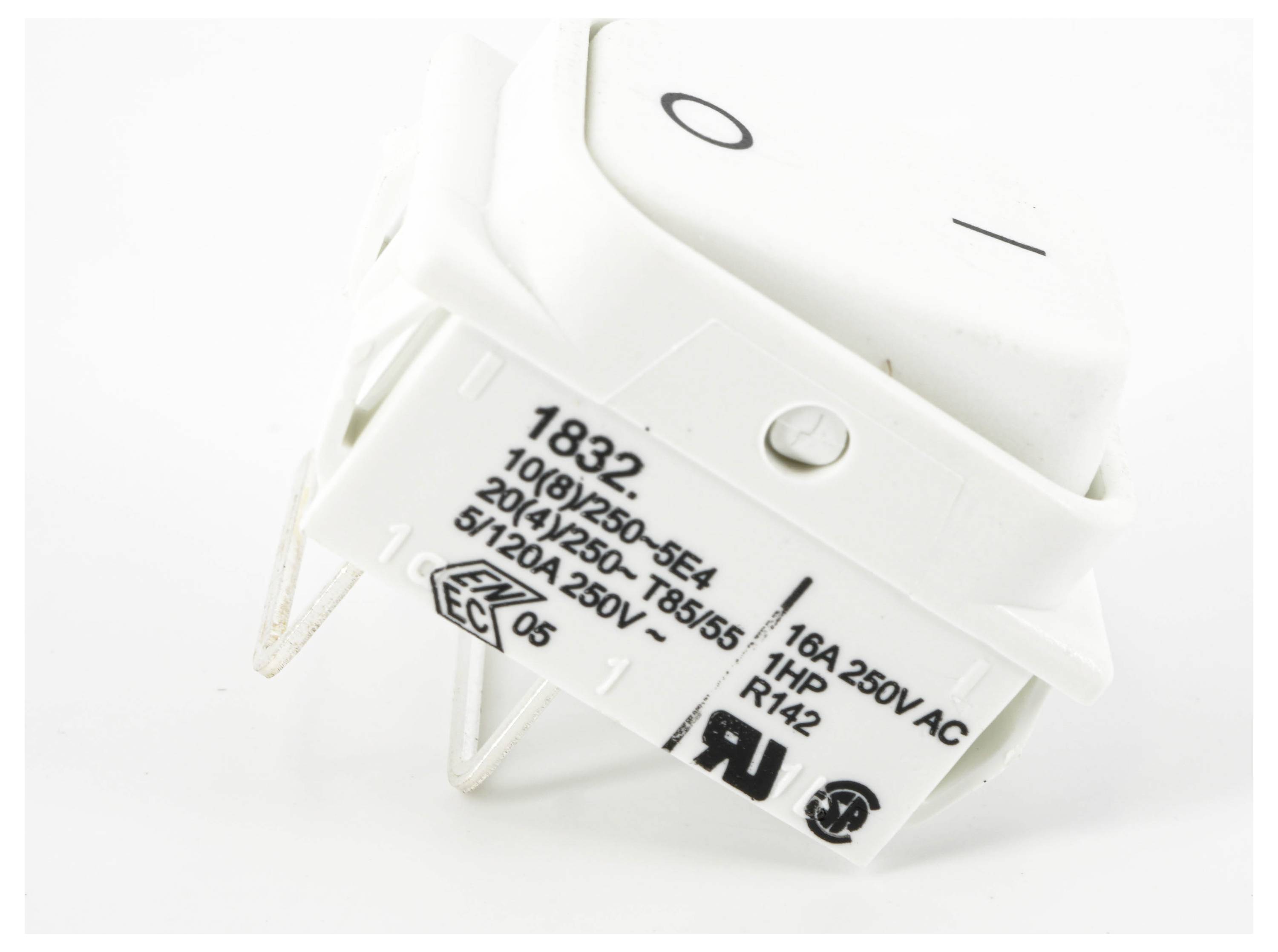 Biały przełącznik kołyskowy z symbolami 'włączony' (|) i 'wyłączony' (O) na górnej powierzchni. Na boku widoczne są dane techniczne i certyfikaty elektryczne.