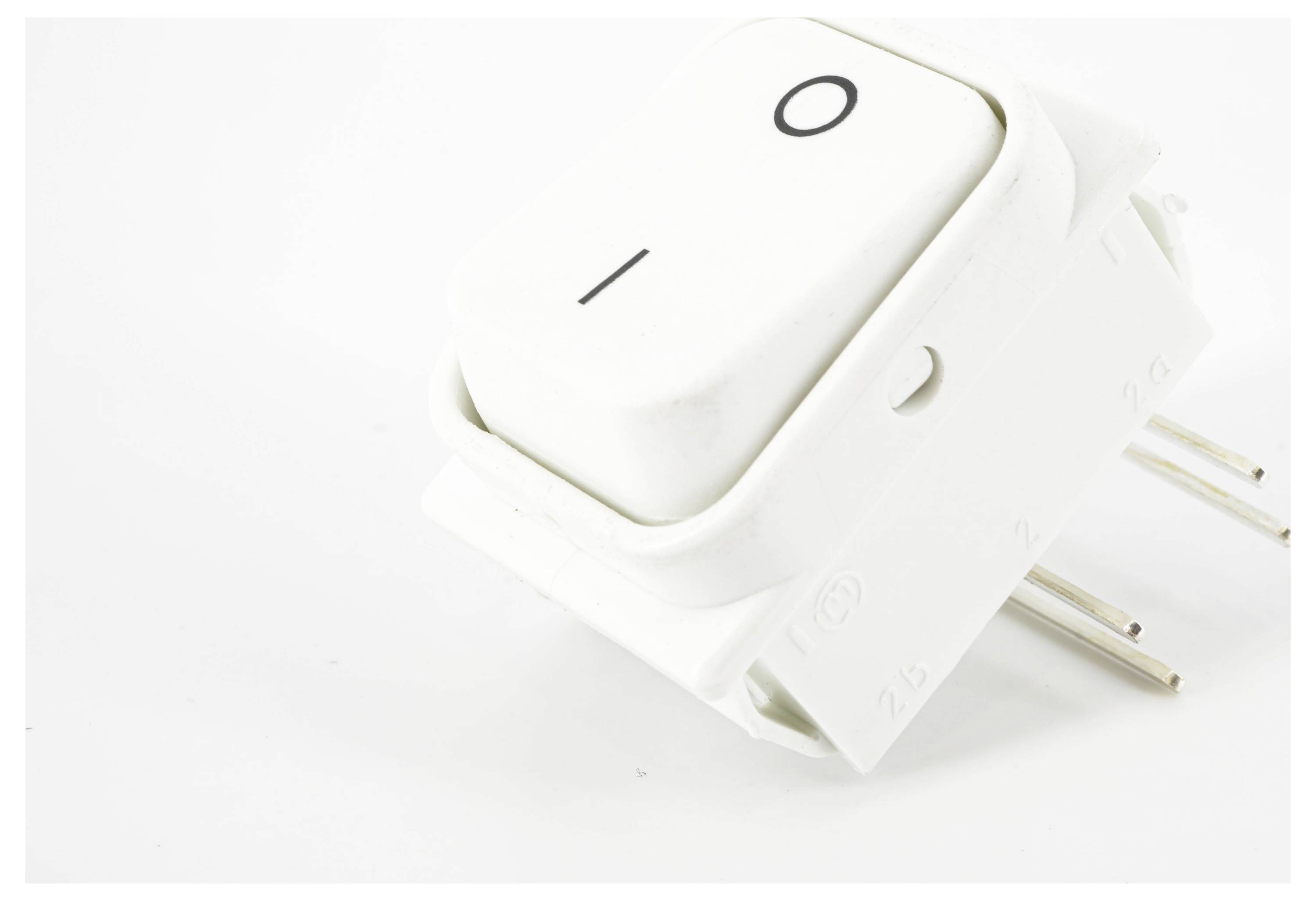 Biały przełącznik kołyskowy w pozycji wyłączonej na białym tle.