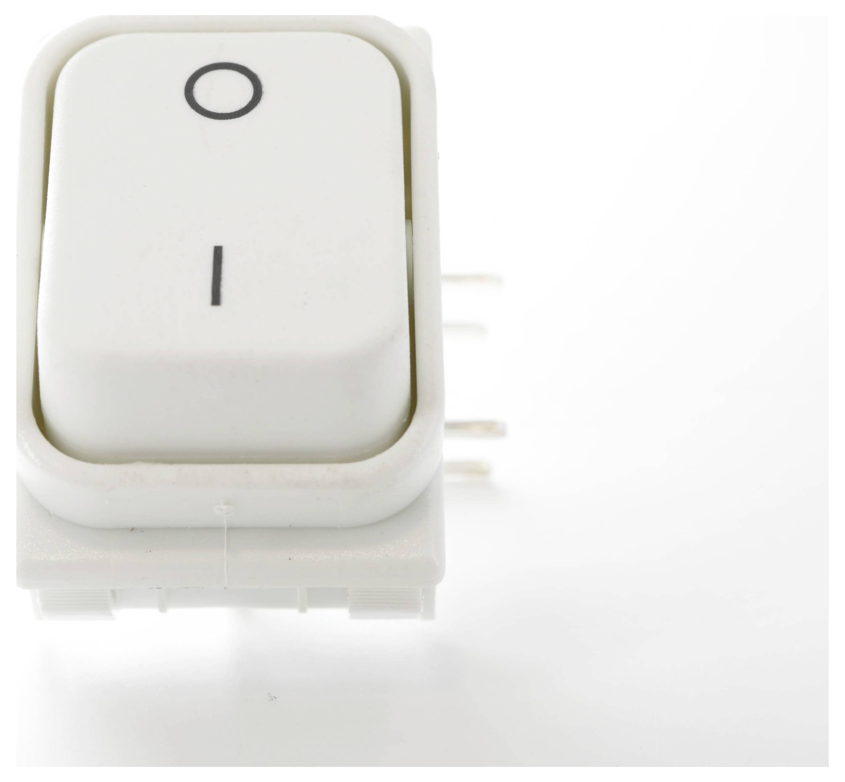 Elektryczny przełącznik kołyskowy z symbolem 'O' oznaczającym wyłączenie i symbolem 'I' oznaczającym włączenie, widziany z boku z widocznymi metalowymi zaciskami.