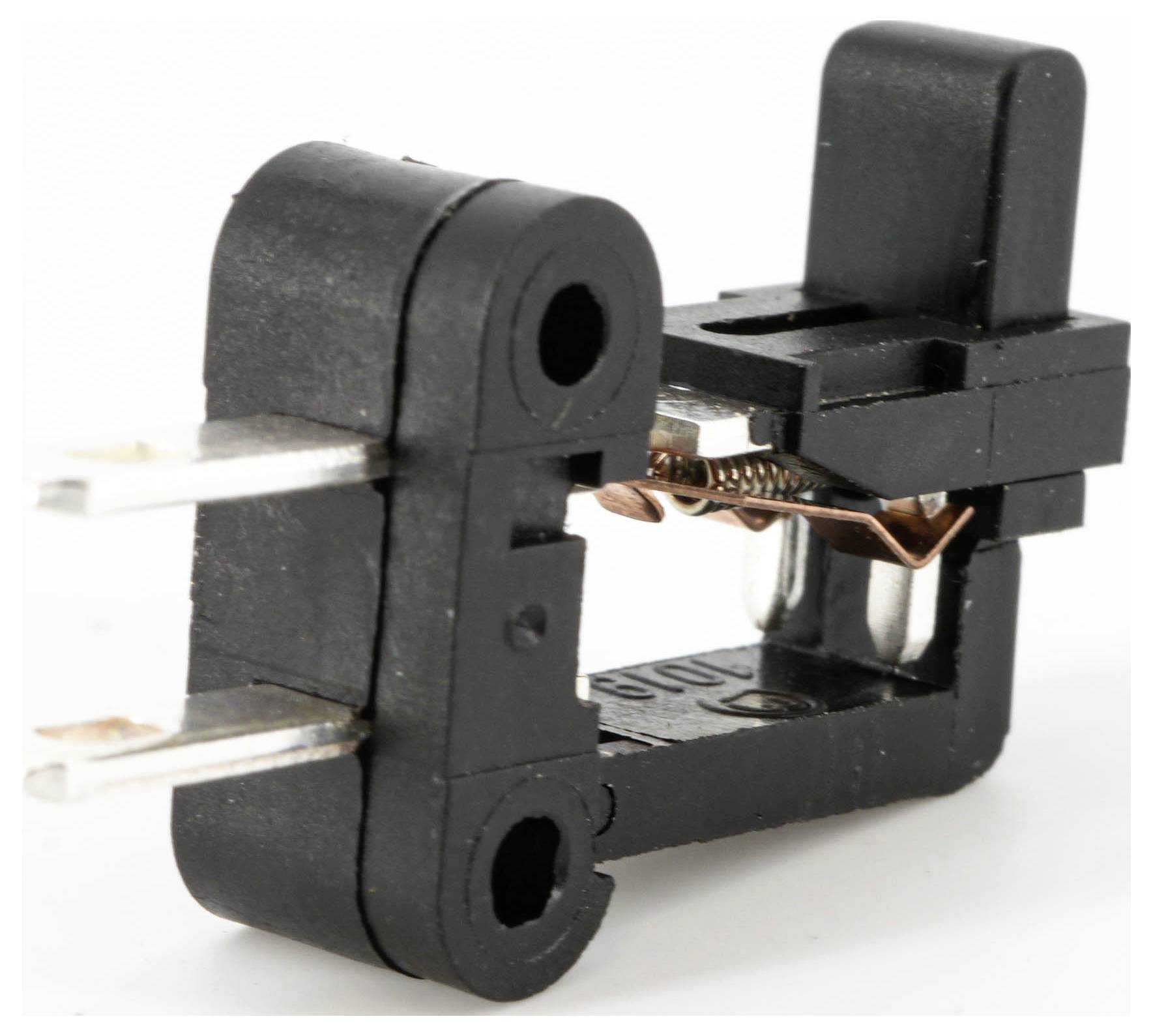 Czarny plastikowy mikrowyłącznik z dwoma metalowymi stykami i dźwignią, używany w urządzeniach elektronicznych do wykrywania ruchu mechanicznego.